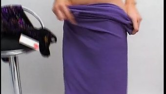 金发熟女在拍摄后享受...