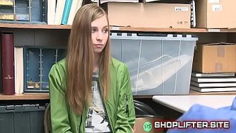 淘气的女孩被保安抓住...