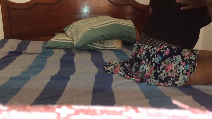 年轻和年长的女人在火辣的自制视频中舔大屁股,舔和操。