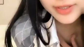 穿着内衣的美丽女孩在...