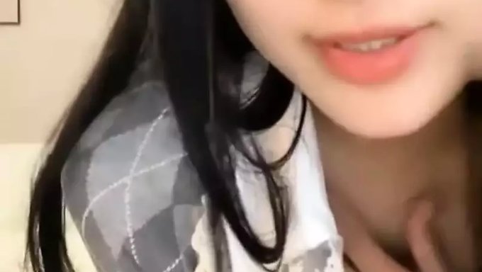 穿着内衣的美丽女孩在公共场合诱人地跳舞