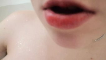害羞的业余少女在浴室...