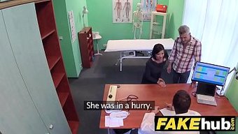 看一个兴奋的妻子在p...