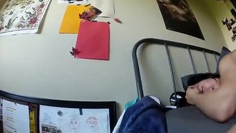 白人男子在宿舍里与亚...