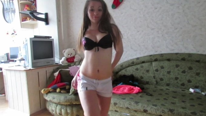 Teagan Hart的业余乳房脱衣是必看的