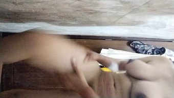 印度业余妻子享受自慰...