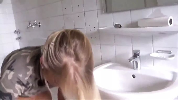 Deutschehuren.Info模特,一个惊人的德国金发女郎,获得了奶油般的结局