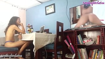 穿着内衣的拉丁美女在...