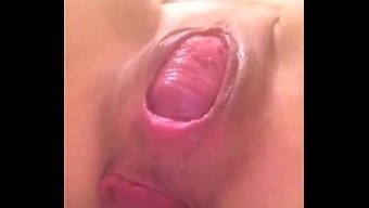 熟女分享她裸露的阴部...