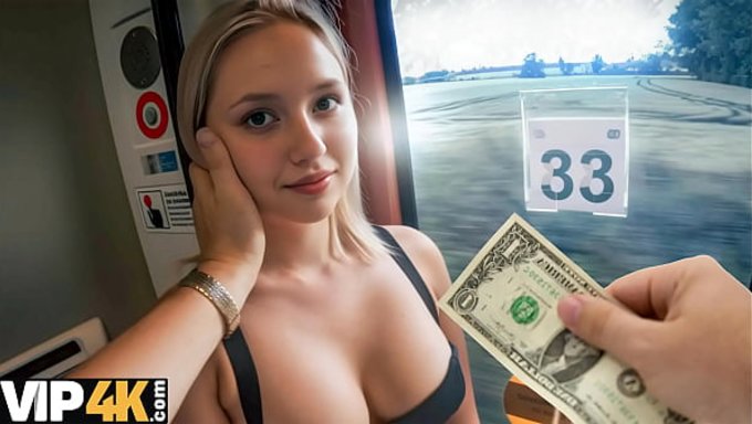 金发骚货jessie Ames在wc火车站被狠狠操了一顿。