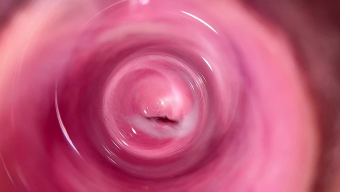 Mia的紧身阴道在热门视频中被假阳具钻了