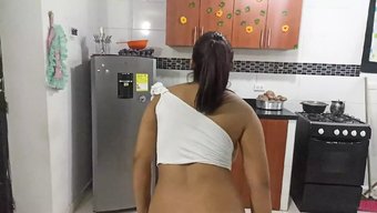 在与这位成熟的邻居进...