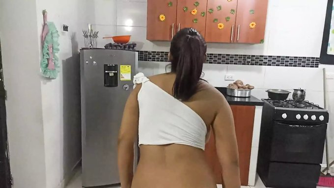 在与这位成熟的邻居进行激烈的性交后,在她的屁股上射精