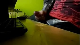 少女男孩在摄像机前自慰