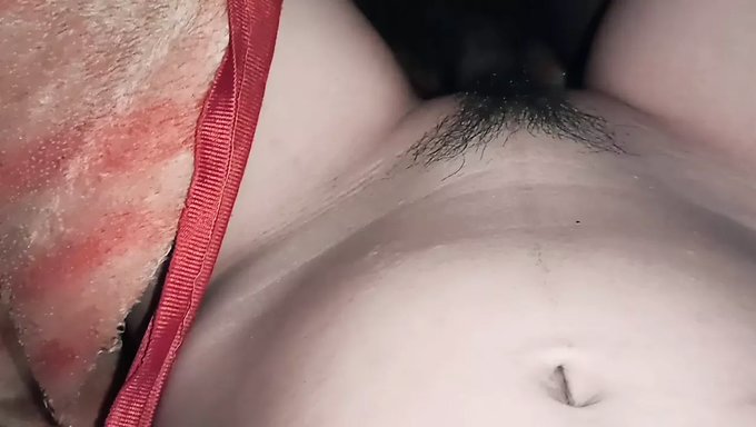 成熟的印度双性恋女人享受双重插入和拳交