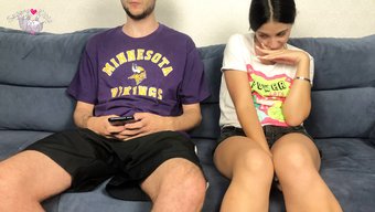 大学生继妹享受与继兄...