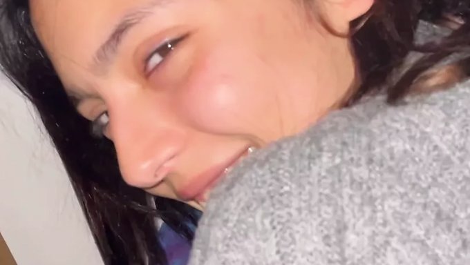 少女(18+)第一次在友好和粗暴的环境中探索肛交