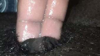 成熟和少女在这个视频...