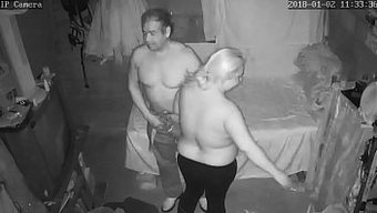 妻子和情人在摄像机前...