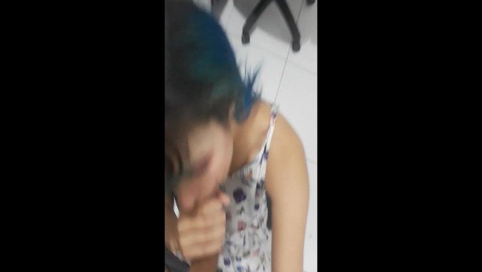 拉丁美女jade给了一个疯狂的自制口交