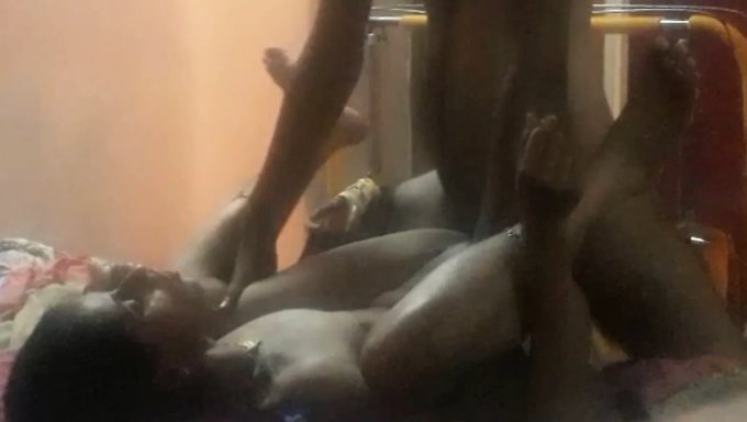 印度少女自制性爱录像带,特色是她欺骗她的男友
