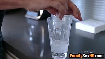 继女与继父的禁忌恋情被抓住
