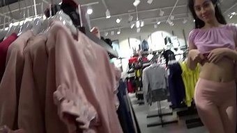 女装男孩在公共场合从...