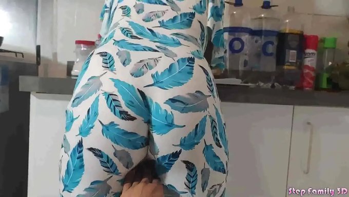 家庭外遇:继父和继女的激情邂逅