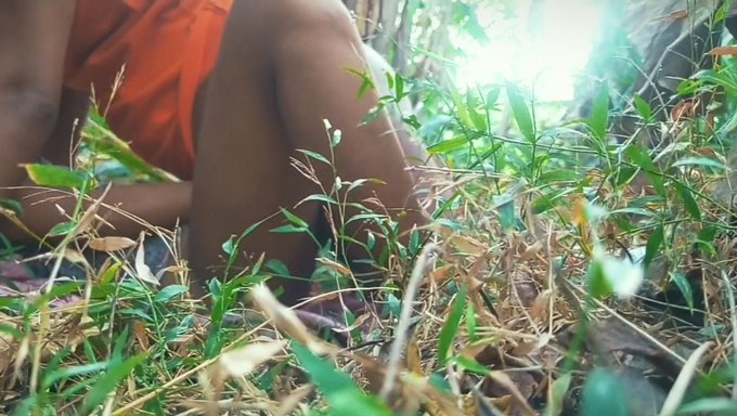 斯里兰卡老师与一群学生进行激烈的狂欢