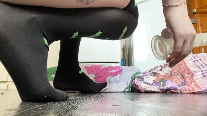 纹身少女在地板上沉迷于独自玩耍