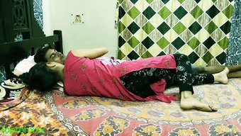 印度女人被她的情人用...