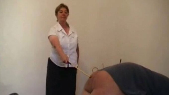熟女在硬核视频中被年长的女人干了