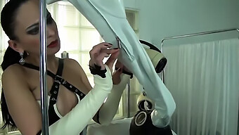 德国女人穿着乳胶和高...