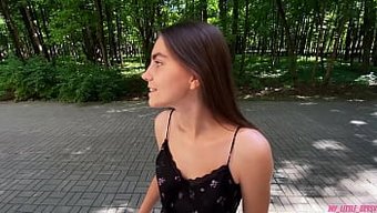 业余女孩在树林里骑着...
