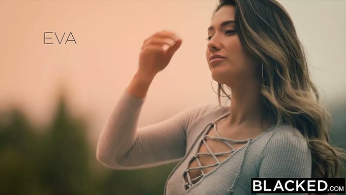 Eva Lovia在宿舍房间里给一根大黑屌口交