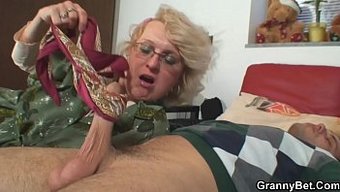 一个年轻人被一个剃光...