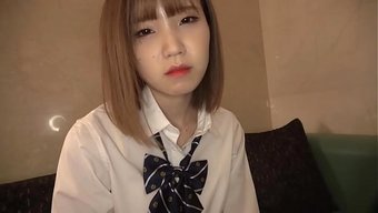 一个陌生的女孩。看来...
