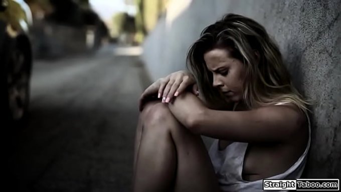 无家可归的小男孩抓到一个有钱人的鸡巴吃饭和操逼