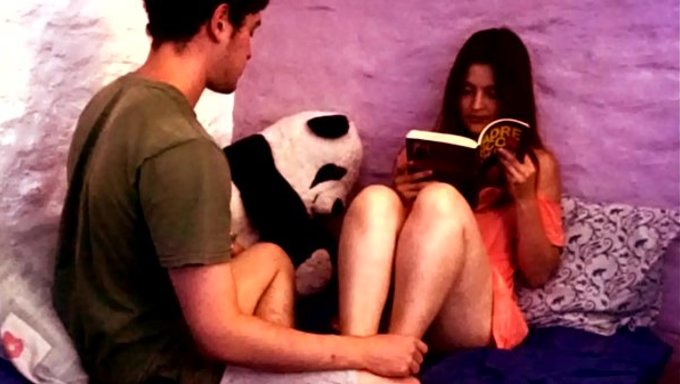 那个男的把热水泼在女友身上,女友变成了一个热情的情人。