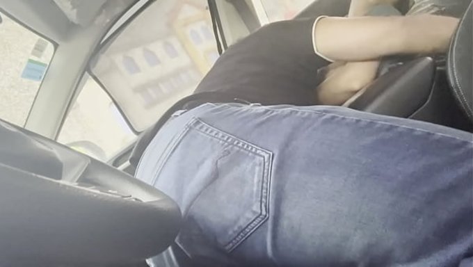 骚女人在车上和表妹玩得不亦乐乎