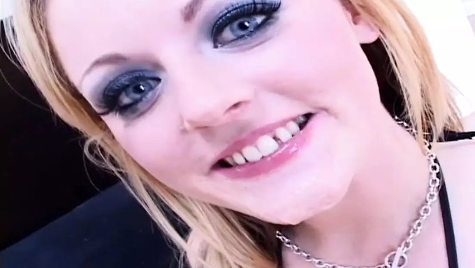 Sophie Dee的大屁股在热辣的三人行中被两根鸡巴操