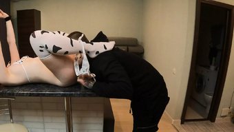 俄罗斯妻子用内衣挑逗...