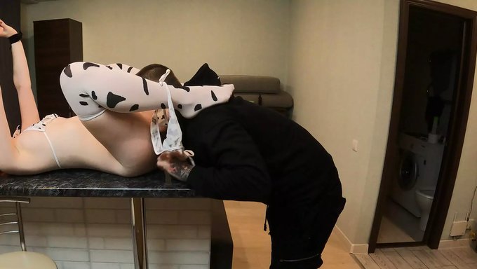 俄罗斯妻子用内衣挑逗她的男人,给他口交