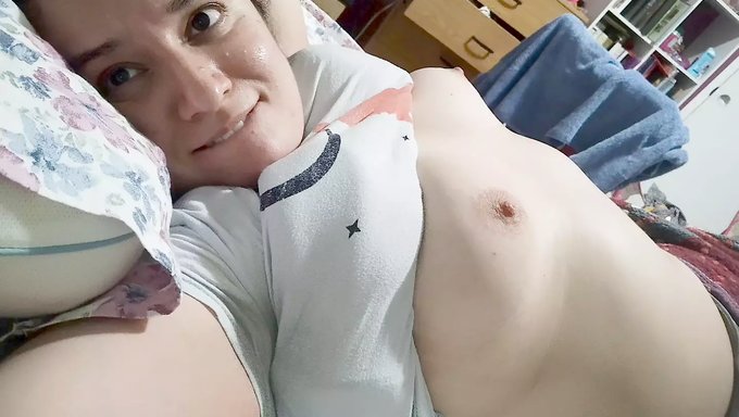 欧美女孩自慰并展示她的胸部和阴部