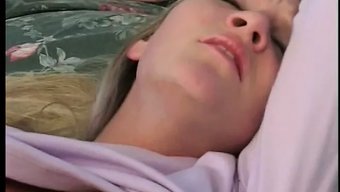 美丽的金发女郎享受大...