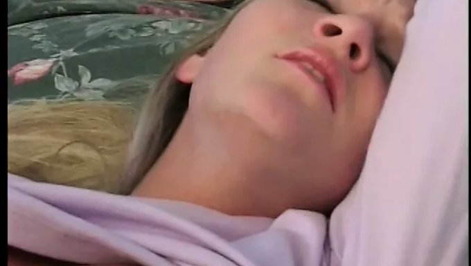 美丽的金发女郎享受大鸡巴在她的阴道里,每一秒都喜欢