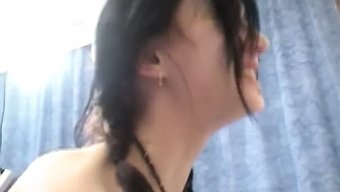 18岁女孩与业余情人...