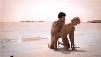 裸体模特在公共海滩上自慰