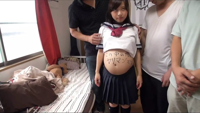 一个怀孕的女学生(18岁以上)让毕业性爱变得硬核