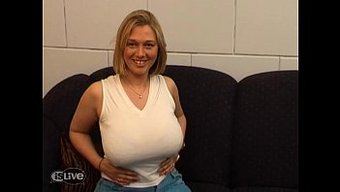 拥有大自然乳房的金发...
